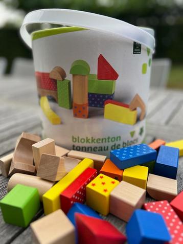 Blokkenton met kleurrijke houten blokken – uren bouwplezier! beschikbaar voor biedingen