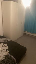 Mooie praktische 3 deurs kast aangeboden, Huis en Inrichting, Ophalen, Zo goed als nieuw, Met hangruimte