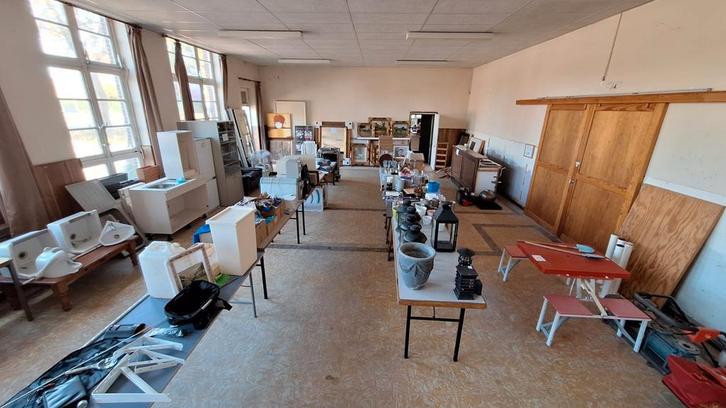 Opruiming diverse gebruikte spullen wegens verkoop gebouw, Huis en Inrichting, Complete inboedels, Ophalen