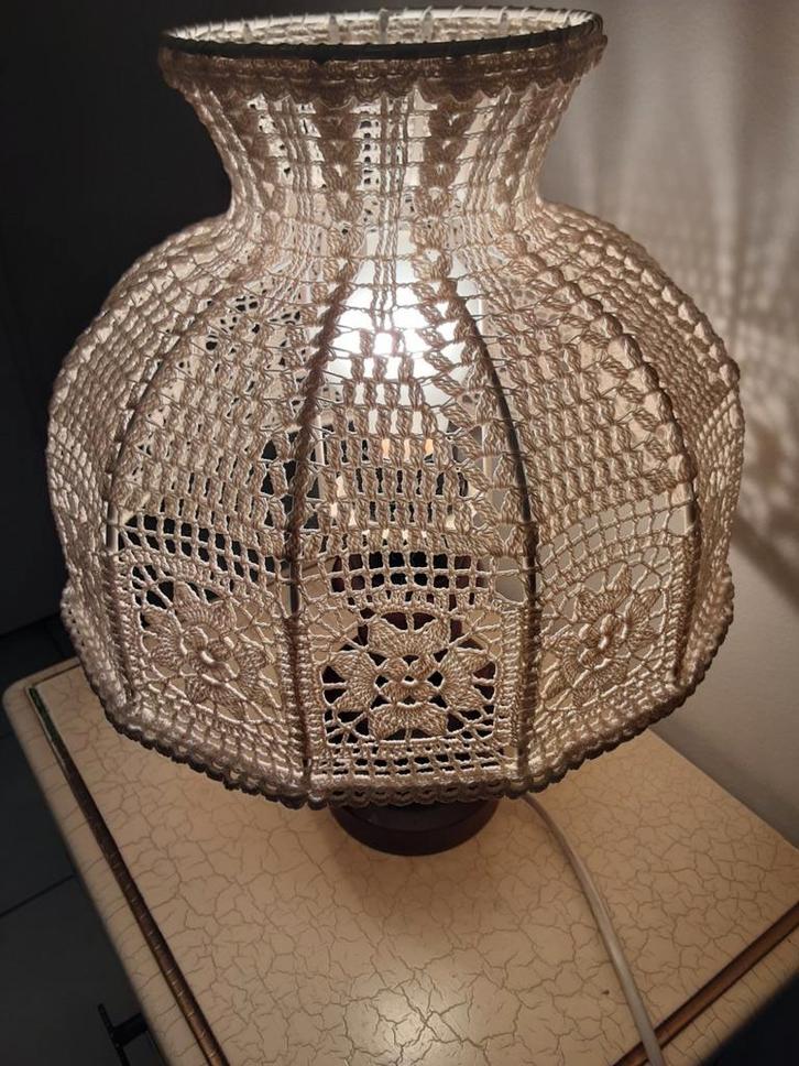 Tafellamp  gehaakte kap ! VINTAGE HANDWERK, Huis en Inrichting, Lampen | Tafellampen, Ophalen