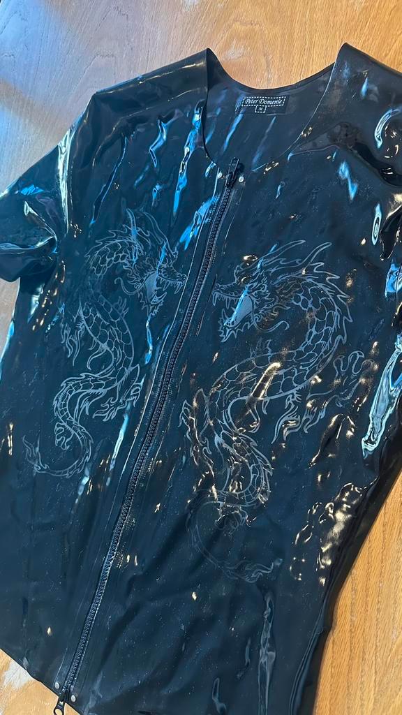 Peter Domenie latex top - uniek drakenpatroon - M, Kleding | Heren, Overige Herenkleding, Zo goed als nieuw, Ophalen of Verzenden