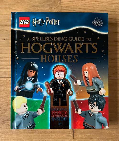 Boek: a spellbinding guide to hogwarts houses ZONDER minifig, Kinderen en Baby's, Speelgoed | Duplo en Lego, Zo goed als nieuw