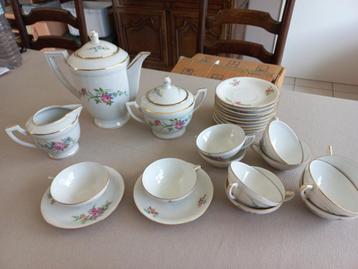 Koffieset van porselein beschikbaar voor biedingen