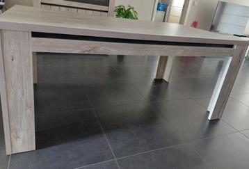 Eetkamertafel (zonder stoelen) beschikbaar voor biedingen