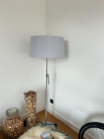 vloerlamp beschikbaar voor biedingen