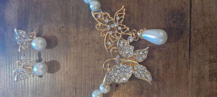 Belle parure bijoux collier Perle a pendentif papillon, Bijoux, Sacs & Beauté, Colliers, Neuf, Autres matériaux, Or, Enlèvement ou Envoi