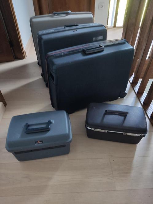 3 Reiskoffers + 2 beautycases, Handtassen en Accessoires, Koffers, Gebruikt, Hard kunststof, 60 tot 70 cm, 45 tot 55 cm, Slot