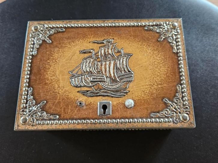 Ancienne boîte en fer Nr 713 avec bateau voilier, Collections, Boîte en métal, Utilisé, Enlèvement ou Envoi