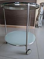 Woonkamer of bijzettafel met glazen en metalen wielen, Huis en Inrichting, Tafels | Bijzettafels, Ophalen, Zo goed als nieuw, Glas