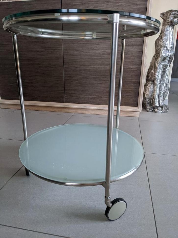 Woonkamer of bijzettafel met glazen en metalen wielen, Huis en Inrichting, Tafels | Bijzettafels, Zo goed als nieuw, Glas, Ophalen