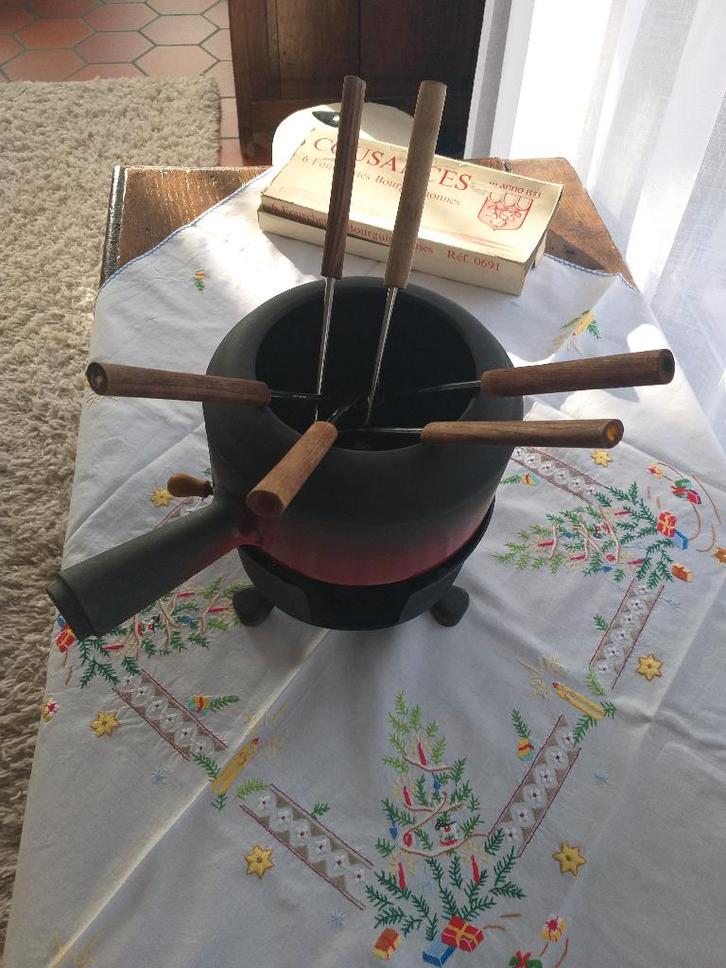 Gietijzeren fonduepan van Staub, Huis en Inrichting, Keuken | Potten en Pannen, Gebruikt, Overige typen, Gietijzer, Inductieplaat