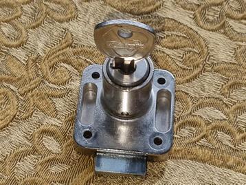 Verrou serrure Vachette clef  beschikbaar voor biedingen