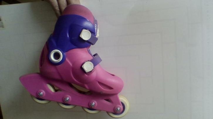 Roller enfant rose de marque Oxelo et protections, Sports & Fitness, Patins à roulettes alignées, Utilisé, Rollers 4 roues en ligne