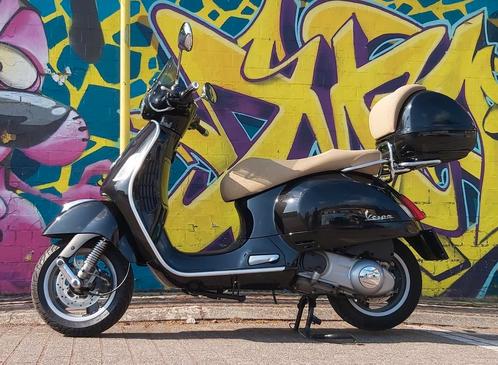 SCOOTER VESPA GTS 250ie, zwart, beige zadel, met topcase, Fietsen en Brommers, Scooters | Vespa, Zo goed als nieuw, Ophalen