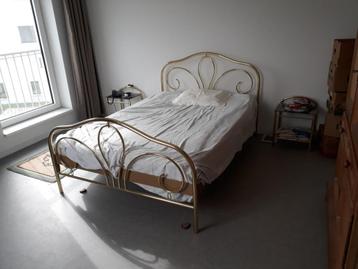 bed in mooi koper beschikbaar voor biedingen