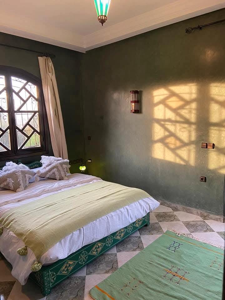 Superbe lit marocain bois peint 160 x 2m+ matelas comme neuf, Huis en Inrichting, Slaapkamer | Bedden, Gebruikt, Tweepersoons