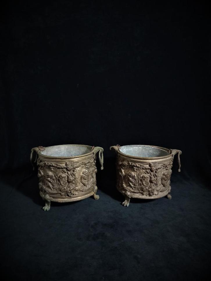 Paar 19e-eeuwse cache-pots met Putti-decoratie in reliëf, Antiek en Kunst, Antiek | Woonaccessoires, Ophalen of Verzenden