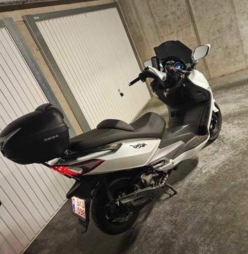 Sym joymax wit/zwart sportieve 125cc beenkleed en topkoffer disponible aux enchères