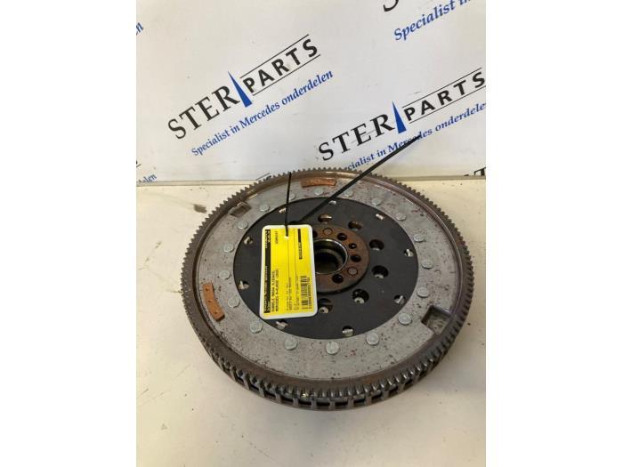 Dubbele massa vliegwiel van een Mercedes A-Klasse, Auto-onderdelen, Motor en Toebehoren, Mercedes-Benz, Gebruikt, 3 maanden garantie
