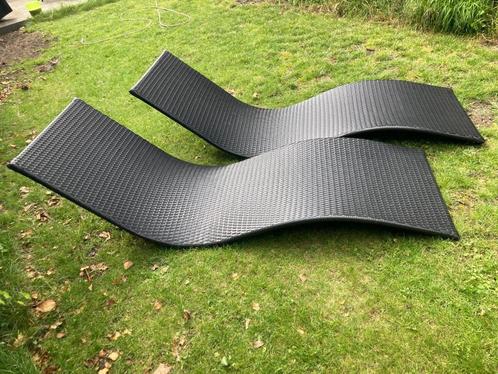 Luxe Zwarte Rotan Ligzetel voor Zwembad of Tuin, Jardin & Terrasse, Chaises longues, Neuf, Rotin, Enlèvement