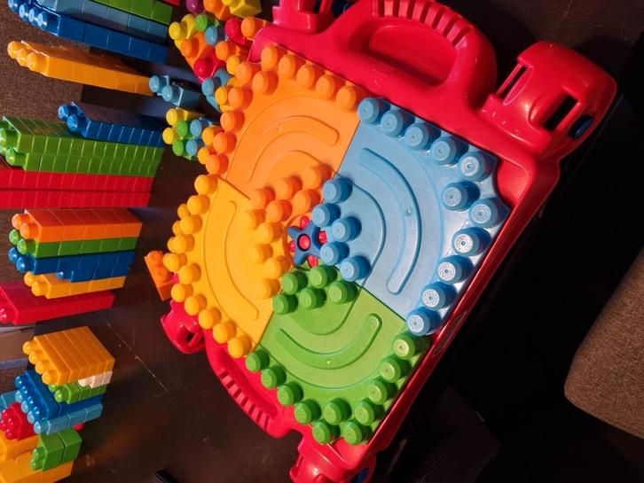 Grote set mega blocks en speeltafel, Kinderen en Baby's, Speelgoed | Bouwstenen, Zo goed als nieuw, Megabloks, Ophalen