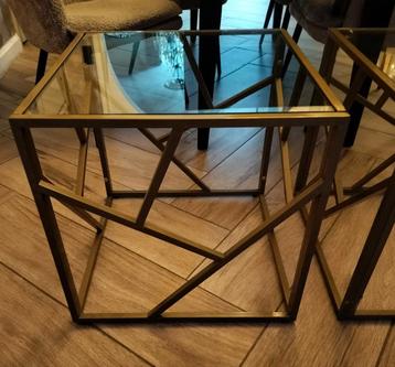 Stijlvolle gouden kubus bijzettafeltjes met glas – set van 2 beschikbaar voor biedingen
