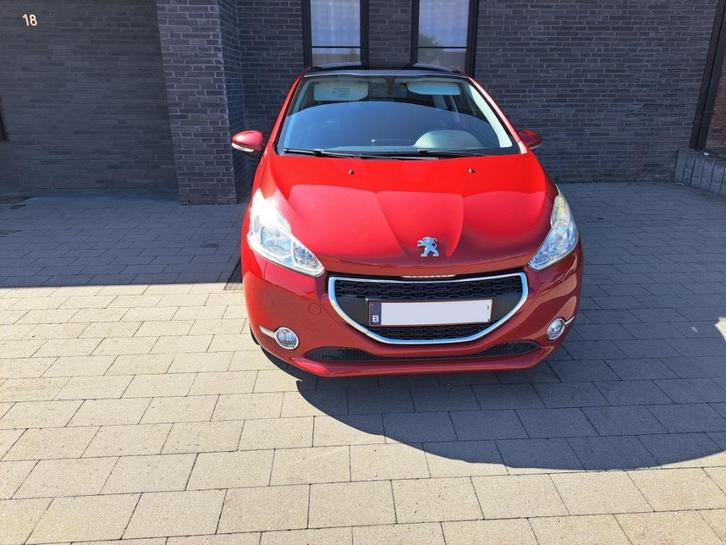 Peugeot 208, Auto's, Peugeot, Particulier, Benzine, Euro 5, Stadsauto, 3 deurs, Handgeschakeld, Rood, Zwart, Ophalen