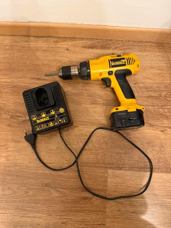 DeWalt Accuboormachine, inclusief oplader., Doe-het-zelf en Bouw, Gereedschap | Boormachines, Gebruikt, Boormachine, 400 tot 600 watt