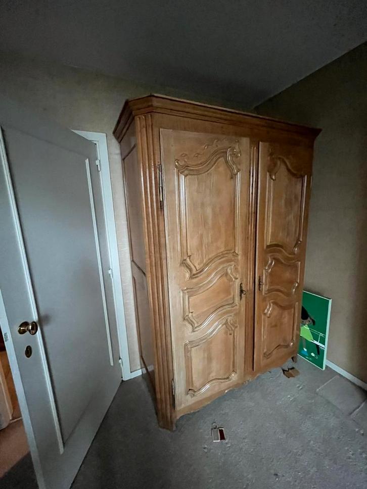 Massieve antieke kleerkast in Louis XV stijl, Antiek en Kunst, Antiek | Meubels | Kasten, Ophalen