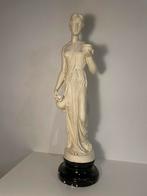 Statue de la déesse Hébé, Envoi