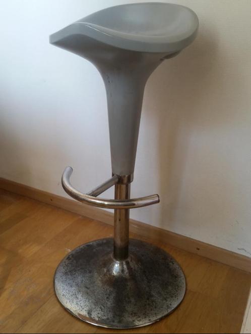 Bruxelles- 1190 Forest- mini-prix ! Tabouret vintage gris, Huis en Inrichting, Barkrukken, Gebruikt, 60 tot 90 cm, Kunststof, Metaal