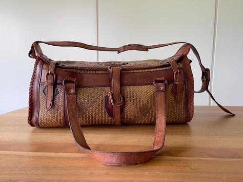 Mooie Balinese reistas in leder en riet, Handtassen en Accessoires, Tassen | Reistassen en Weekendtassen, Gebruikt, Bruin, 40 tot 60 cm