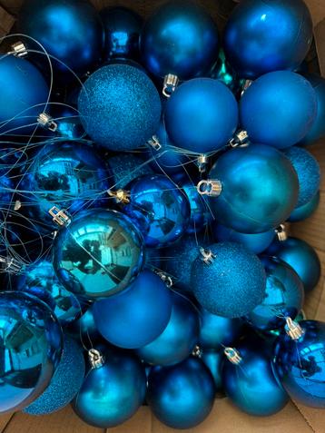 Lot de 50 boules de Noël bleues disponible aux enchères