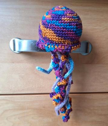 Gehaakte octopus 20 cm x 7 cm beschikbaar voor biedingen