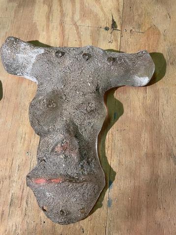 Glazen maskers beschikbaar voor biedingen