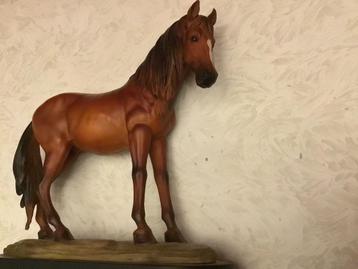 Renpaard op sokkel beschikbaar voor biedingen