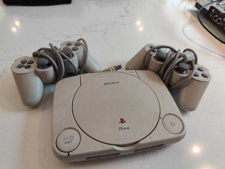 Ps One Slim met 2 controllers, Games en Spelcomputers, Spelcomputers | Sony PlayStation 1, Gebruikt, Met 2 controllers, Ophalen of Verzenden