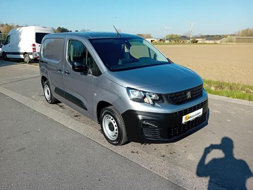 Peugeot Partner 1.2 benzine 3pl - navi - airco - trekhaak, Auto's, Bestelwagens en Lichte vracht, Bedrijf, Te koop, ABS, Airbags