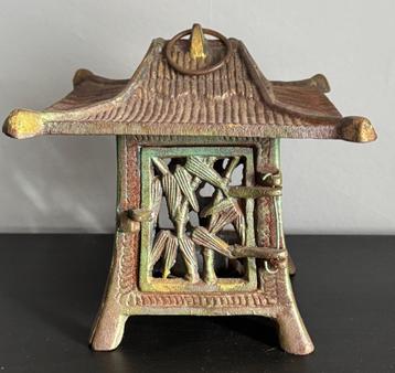 Ancienne Lanterne Pagode Japonaise en Fer Forgé 1930 beschikbaar voor biedingen
