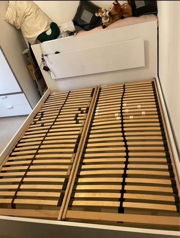 Lit deux place avec led et armoire blanche beschikbaar voor biedingen