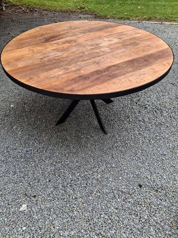 Tafel  beschikbaar voor biedingen