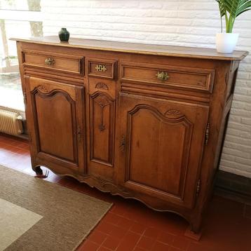 19e eeuwse kast beschikbaar voor biedingen