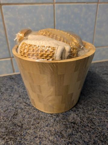 panier avec articles de salle de bain