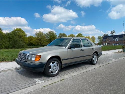 Mercedes W124 200D Oldtimer, Auto's, Oldtimers, Particulier, Mercedes-Benz, Handgeschakeld, Beige, Grijs, Stof, Achterwielaandrijving