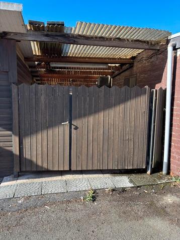 Houten poort met metalen frame beschikbaar voor biedingen