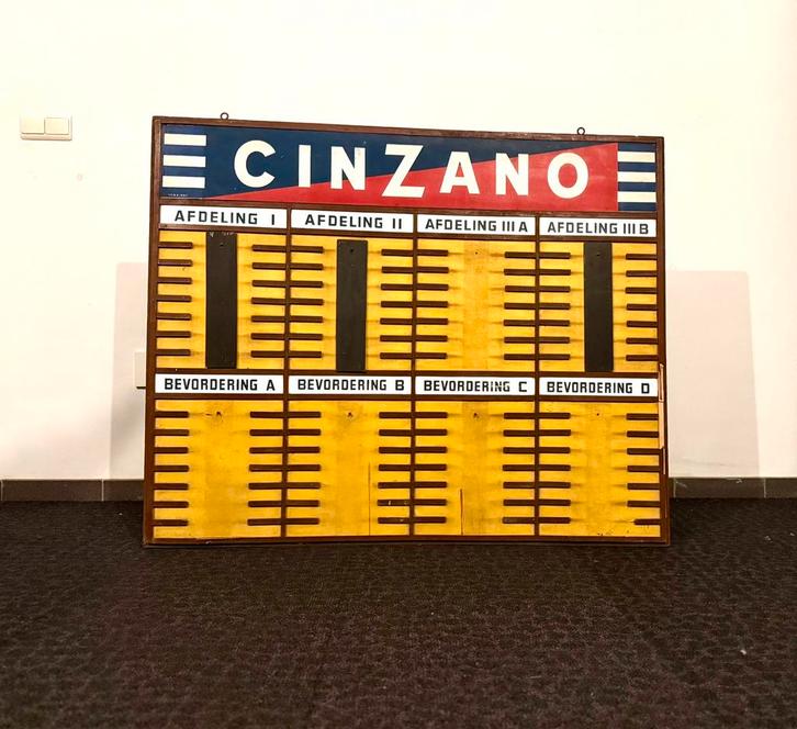 Groot houten Cinzano scorebord uit Café, Verzamelen, Merken en Reclamevoorwerpen, Gebruikt, Reclamebord, Ophalen