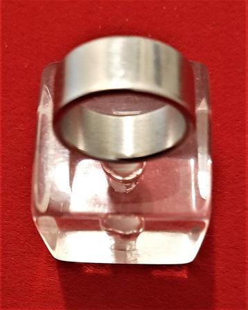 Te koop: Nieuw!!! Mooie brede zware zilverkleurige ring. beschikbaar voor biedingen