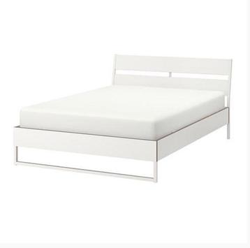 Superbe lit en bois blanc 140cmx200cm neuf avec sommiers  disponible aux enchères