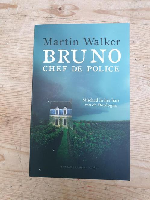Martin Walker - Bruno chef de police.  Nederlandstalig, Boeken, Thrillers, Zo goed als nieuw, Ophalen of Verzenden