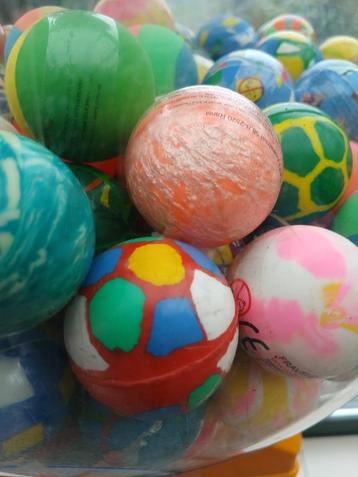 kauwgom automaat & met heel dikke stuiterballen gevuld  beschikbaar voor biedingen